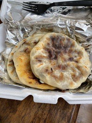 Chicharron, Queso y Frijoles Pupusa