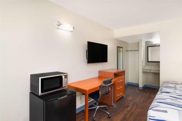 Travelodge by Wyndham Albuquerque West