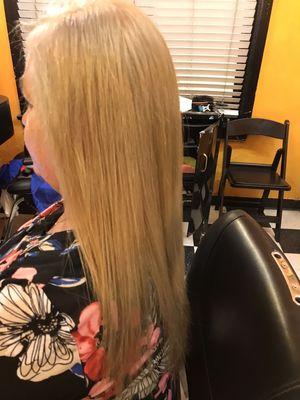 Un cambio drástico en este cabello , estaba rojo y lo cambiamos a rubio. Estamos Malí Maeva Hair Studio se pone a la orden.