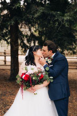 Bride bouquet and groom's boutonnière.