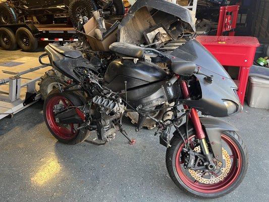 This was taken at his shop the day i picked it up. HE WAS LONG GONE. The landlord said He cleared out his shop in middle of night.