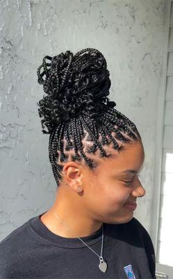 Vivi Unique Africa Hair Braider