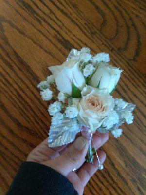 Boutonniere couldn't be more happy with her work, and how pleasant of a person she is.
I definitely recommend Mary's bouquet and gifts.