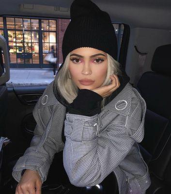 Kylie Jenner ft. Volume Full Set of Star Lash Extensions