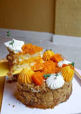 Salted egg yolk & pork floss cake (@joeynht)