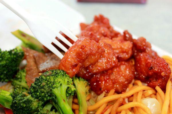 chow mein , 2 entree combo . look at how way less oil. in all their food...love it