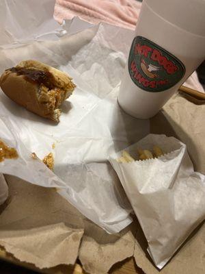 Chill CHILI CHEESE DOG & fries