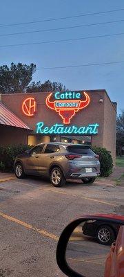 An hour away from the popular Van Horn Cattle Company steak house .