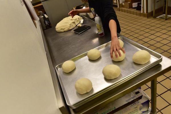 Choose from 8 mouthwatering crust flavors: Butter, Butter Cheese, Asiago Cheese, Ranch, Onion, Cajun, Sesame and Garlic Herb