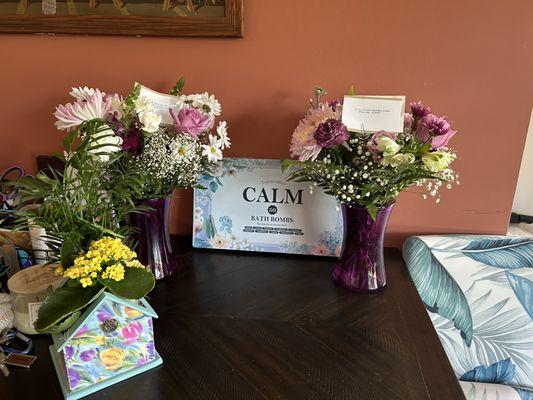 The ugliest looking bouquets ever they were all supposed to be white roses and lilac colors does that look like to anyone ?