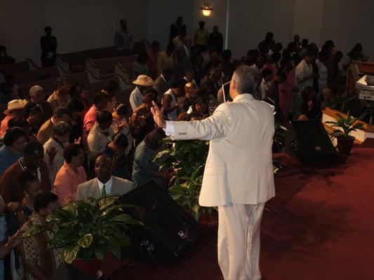 Dr. Vetere speaking in Bermuda