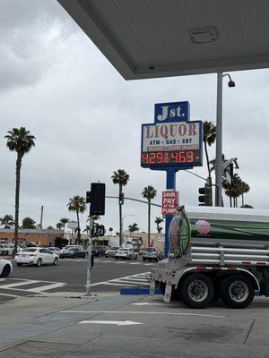 J Street Liquor & Gas