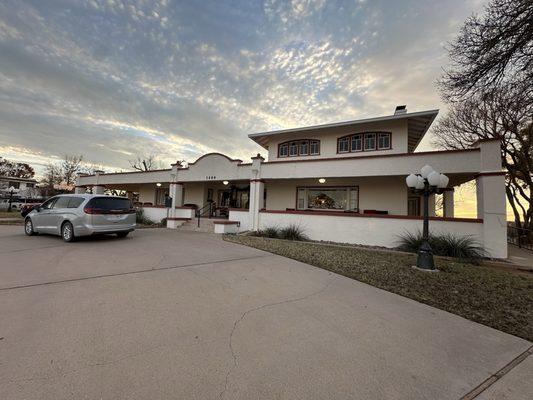 Front with circle drive for parking