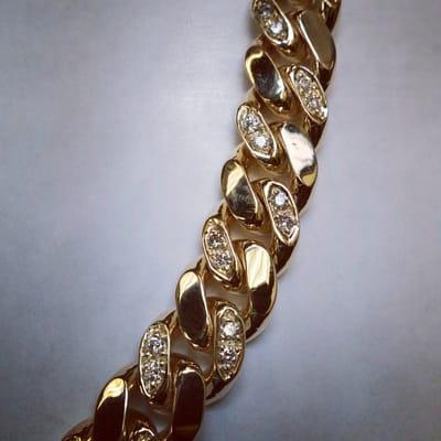 Detailed shot of diamond cubanlink chain.