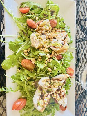BURRATA SALAD* (V).