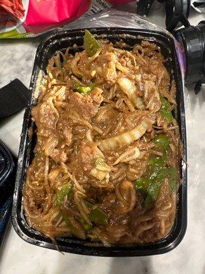 Beef chow fun description states it comes w wide rice noodles and green onion, there's only green beans and mushrooms and sprouts.