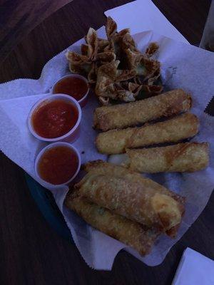 Combo appetizer basket with mozz sticks, jalapeño rolls and spinach artichoke rangoons