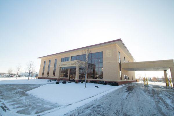 A professional and welcoming bank building located in the heart of Glencoe.