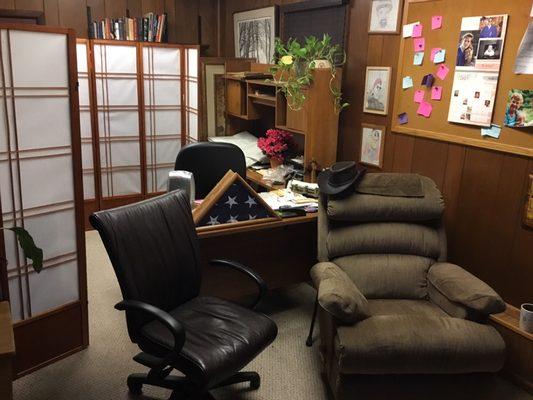 My office. Most of my clients, however... I travel to their homes or nearby parks. The priority is your comfort and trust.