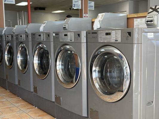 3/7 machines work in this picture. It's the $3.00 machines.