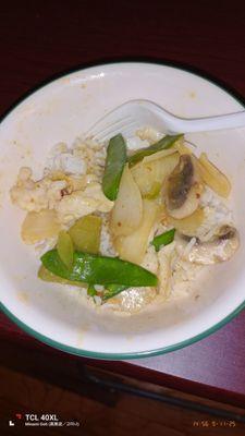 Curry chicken with onions, peppers, snap peas and mushrooms, over steamed white rice!