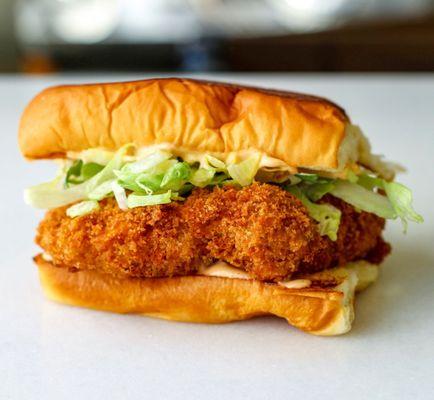 Crispy panko-breaded chicken thigh with Creamy chili sauce. Serves with seasoned fries.