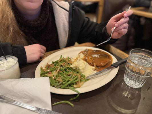 Kristall's Restaurant & Lounge