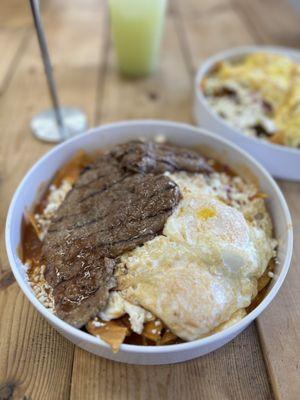 Chilaquiles rojos con steak y huevo frito. Deliciosos!