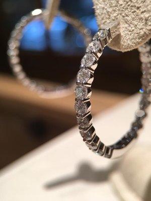 Beautiful diamond hoop earrings. 18KT WHITE GOLD DIAMONDS = 4.34 CARATS
