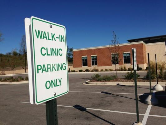 Plenty of parking for te walk-in clinic.