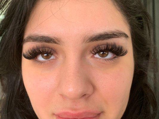 Volume lashes by Raquel