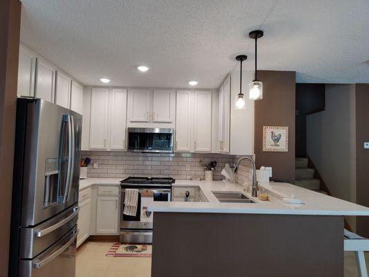 Here's the finished kitchen with the newly drilled can lights and pendant lights. Everything is so bright now.