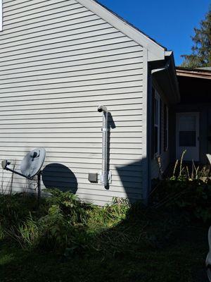 Pellet stove installation completed according to the product installation manual. Fresh air intake and the chimney pipe exhaust.