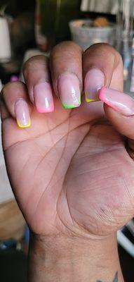 This Nail Tech is Ivania is a loser. Her service suck seems like their putting water in the Gel Polish.