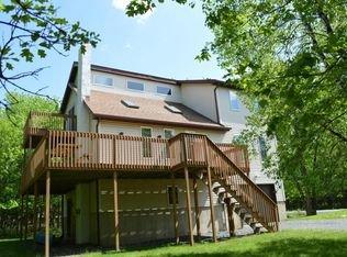 3BR 2.5 Bath - Sleeps 11 Great For Multi-Family Vacations! Close to Skiing & Indoor Waterparks Call us to Book Direct (570)972-2718