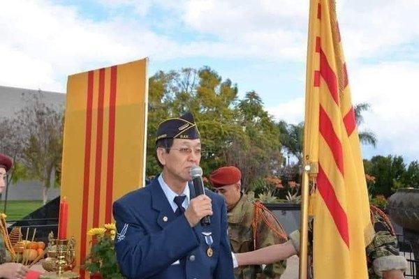 Tuyen uy Hoa ky John Phung quang Thanh lap ngay Chao Co Tuong dai 11-2001