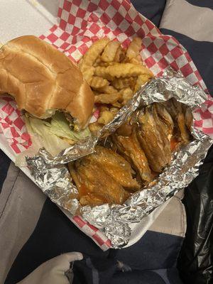 Cheeseburger & Party Wing combo (5pc)