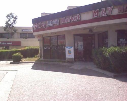 outside view of market from parking lot