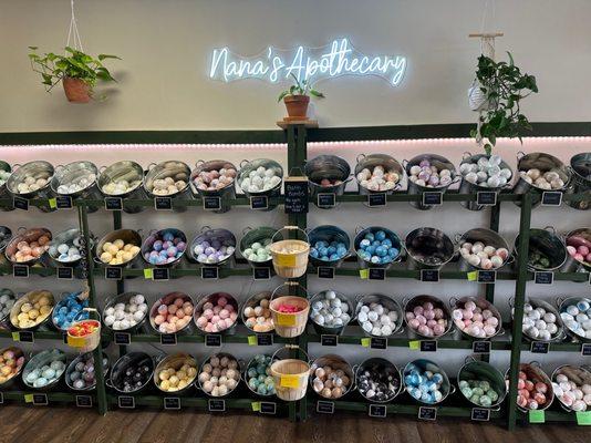 Selection of over 100 bath bomb styles