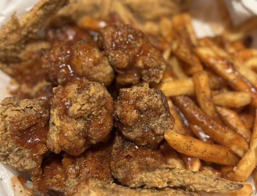 6 pieces fried hard, mild sauce and black pepper.