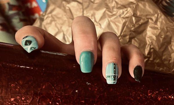 Perfect holiday nails at Essence by Solyta