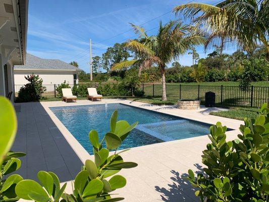 Low raised spa is an affordable way to set your pool apart from others while still maintaining a modern look.