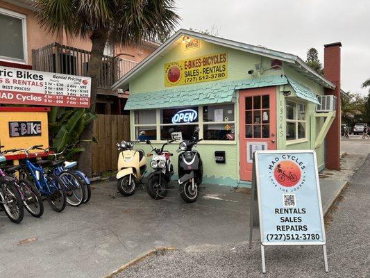 We rent beach bikes, e-bikes, scooters, scoot coupes and Golf Carts (gas & electric).
All rentals available by the hour or daily