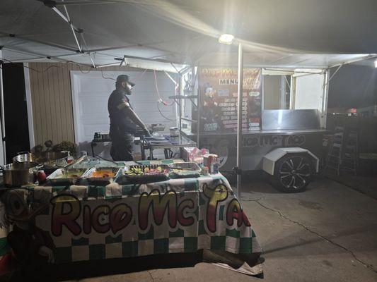 Y de postres Tenemos churros caseros, plátano frito con lechera y Nutella , y rico champurrado de galletas!