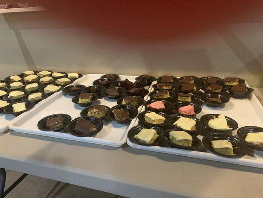 Chocolate $ vanilla and strawberry iced cakes, brownies, cherry & peach cobblers! Tasty!!!