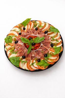 Tray App fresh mozzarella,roasted peppers & prosciutto