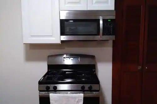 Full working kitchen. LA Comfort Hostel. Los Angeles. Convenient for short term or long term travel/stays.