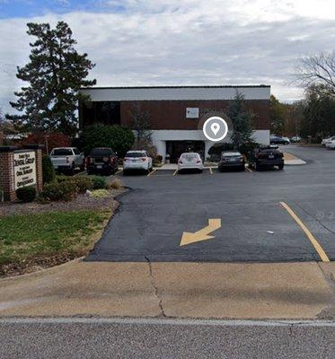 If going east on Gravois, don't miss right hand turn into parking lot. Watch for this building.