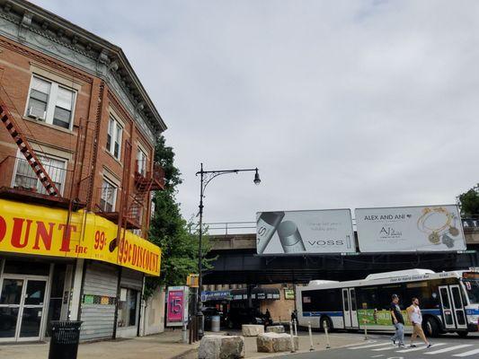 A lot of people insult Dracula but I would never dis count