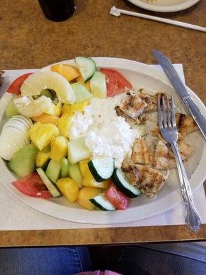 Lite Protien packed  lunch w Grilled tender   chicken w creamy cottage cheese and SWEET fruit.